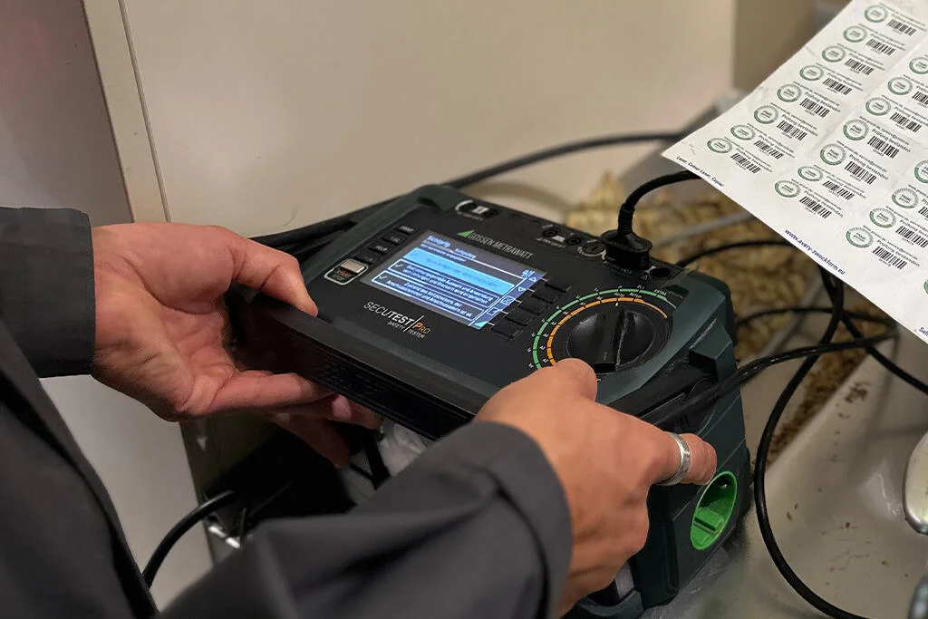 Wie oft wird geprüft - Elektrische Anlagen alle 4 Jahre und Betriebsstätten jährlich